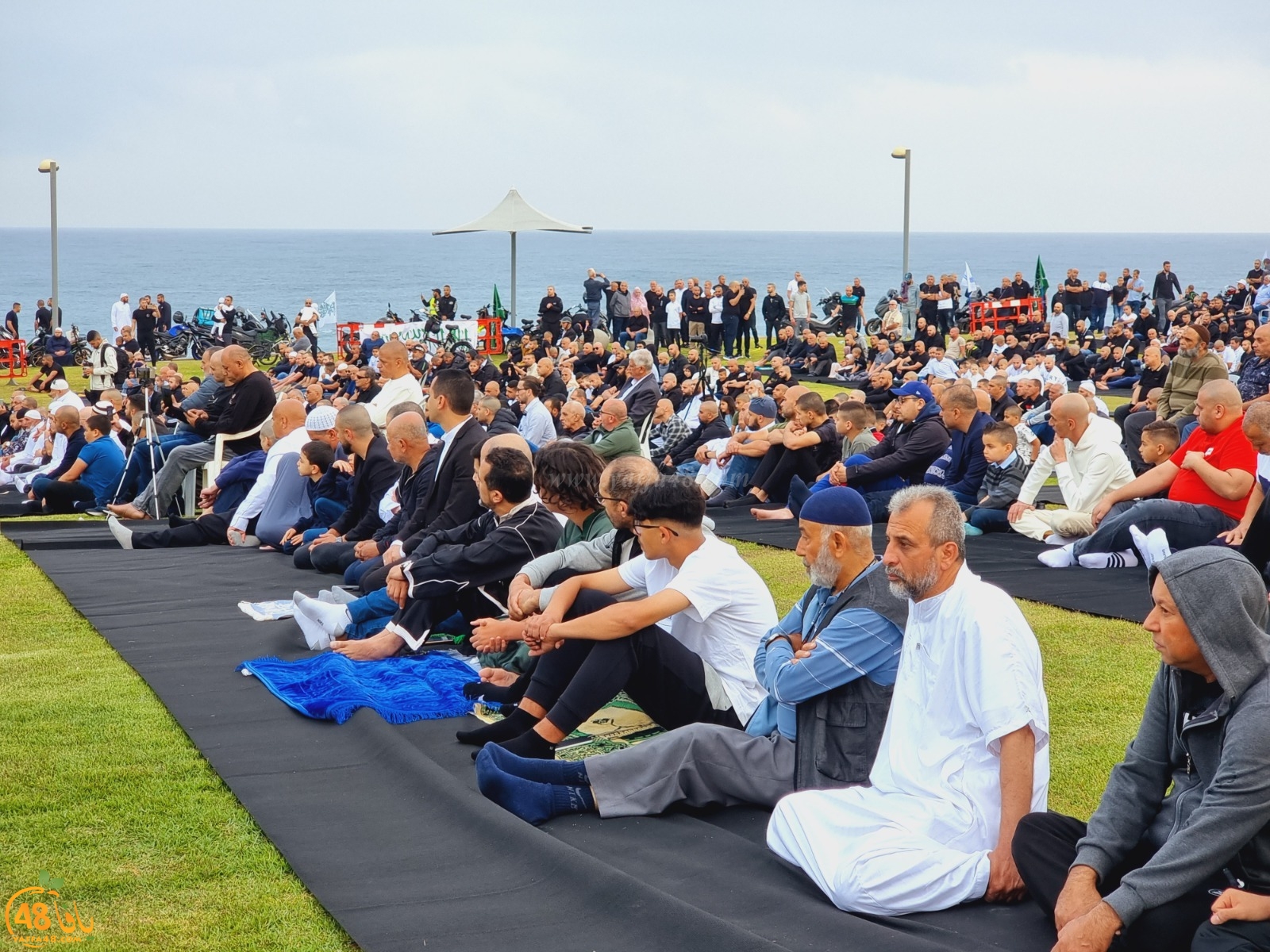  أهالي يافا يؤدون صلاة عيد الفطر في متنزه العجمي 